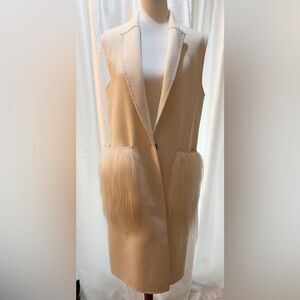 Chic Ivory Sleeveless Vest with Faux Fur Pockets